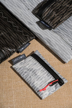 Carica l&#39;immagine nel visualizzatore di Gallery, PORTAFOGLIO IN VELA RICICLATA LYON SILVER - ARTICHOKE BAGS
