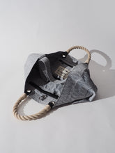 Carica l&#39;immagine nel visualizzatore di Gallery, dicento x Artichoke grey small - ARTICHOKE BAGS

